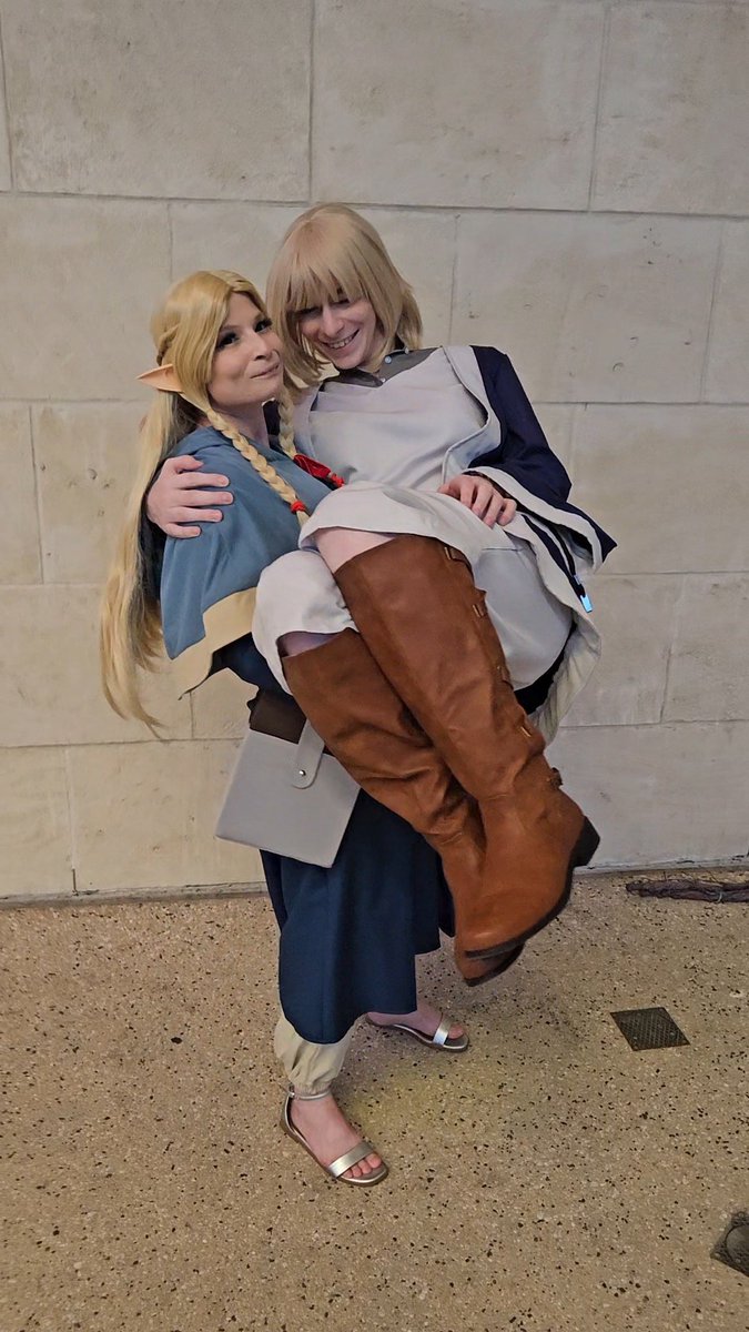 AccentKisses's tweet image. Just a normal day picking up my gf 😘💫
Witchy and I fell into another wlw cosplay—this time Marcille x Falin from Dungeon Meshi 💘 Last-minute cosplay but surprisingly good!
Drop your fave anime ship—we need inspo 😏

#DungeonMeshiCosplay #MarcilleCosplay #FalinCosplay