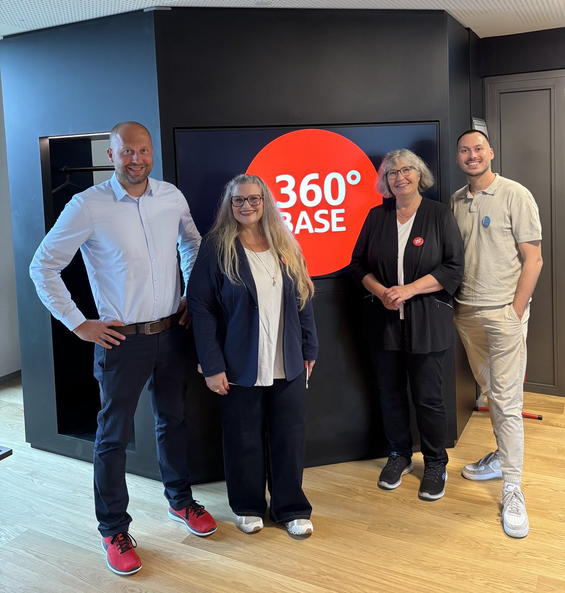 SaschaGenders's tweet image. Lesung in der 360Grad Base zum #Buch Nachhaltig #gründen. Danke für die Einladung 💪👍. Im Mittelpunkt: link.springer.com/book/10.1007/9… #sustainable #lesung