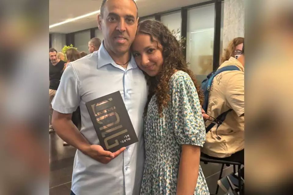 ישראל היום (@israelhayomheb) on Twitter photo אלי שרעבי שרד 491 ימים בעזה ואיבד הכל - אבל התשובה שלו לשאלה "איך אתה קם בבוקר?" תפתיע אתכם לחלוטין | קטע מתוך הריאיון המטלטל שיופיע במלואו במוסף 'שישבת' >> bit.ly/43UlxjQ
<a href="/LilachShoval/">Lilach Shoval לילך שובל</a> אלי שרעבי שרד 491 ימים בעזה ואיבד הכל - אבל התשובה שלו לשאלה "איך אתה קם בבוקר?" תפתיע אתכם לחלוטין | קטע מתוך הריאיון המטלטל שיופיע במלואו במוסף 'שישבת' >> bit.ly/43UlxjQ
<a href="/LilachShoval/">Lilach Shoval לילך שובל</a>