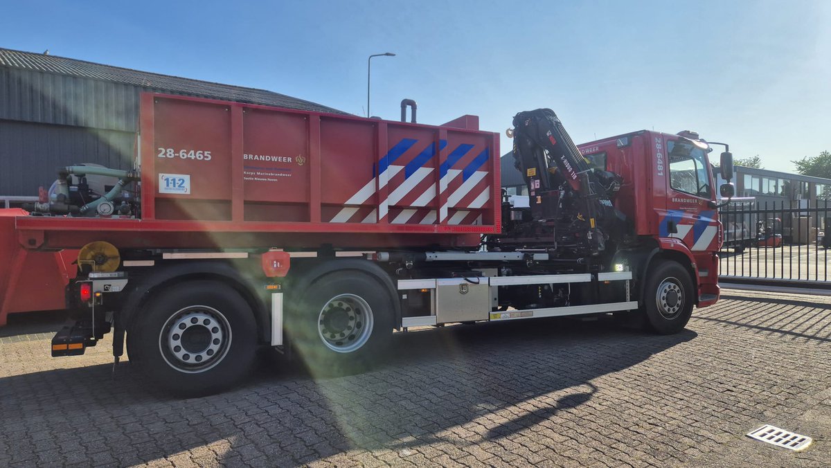 Twan Langenhuizen (@twanlangenhuiz1) on Twitter photo Afgelopen maandag is het nodige brandweermaterieel verplaatst naar de Eemshaven. Van daar gaan deze systemen door naar Curaçao. Dit ter bescherming van de marinekazernes in de West. <a href="/kon_marine/">Koninklijke Marine</a> <a href="/CZMCARIB/">Defence Caribbean</a> <a href="/marinebrandweer/">Korps Marinebrandweer</a> Afgelopen maandag is het nodige brandweermaterieel verplaatst naar de Eemshaven. Van daar gaan deze systemen door naar Curaçao. Dit ter bescherming van de marinekazernes in de West. <a href="/kon_marine/">Koninklijke Marine</a> <a href="/CZMCARIB/">Defence Caribbean</a> <a href="/marinebrandweer/">Korps Marinebrandweer</a>