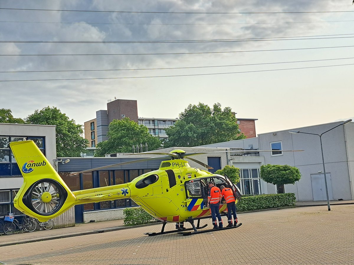 NWolterink's tweet image. Gewonde bij steekincident Riethoek #Veenendaal de #lifeliner3  ook terplaatse