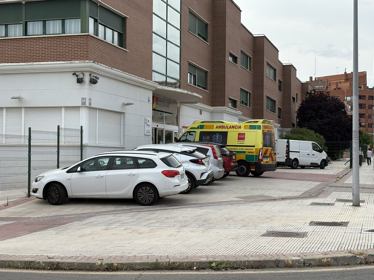 myuser_19773's tweet photo. Esto de estacionar encima de la acera es un auténtico choteo @PoliciaAlcorcon @Hardcorcon, cuando se va a multar aquí o poner unos bolardos para que no estacionen??? https://t.co/y6hpdP16f5