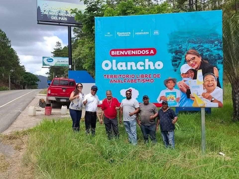 AlexandraThemis's tweet photo. No lo agarraron a tiros, lo quemaron!!!
Ni un mes duró rotulo de "Bienvenidos a Olancho" Territorio Libre de Analfabetismo...ni en su pueblo los quieren. SE VAN!! https://t.co/Gzra6j6lx6