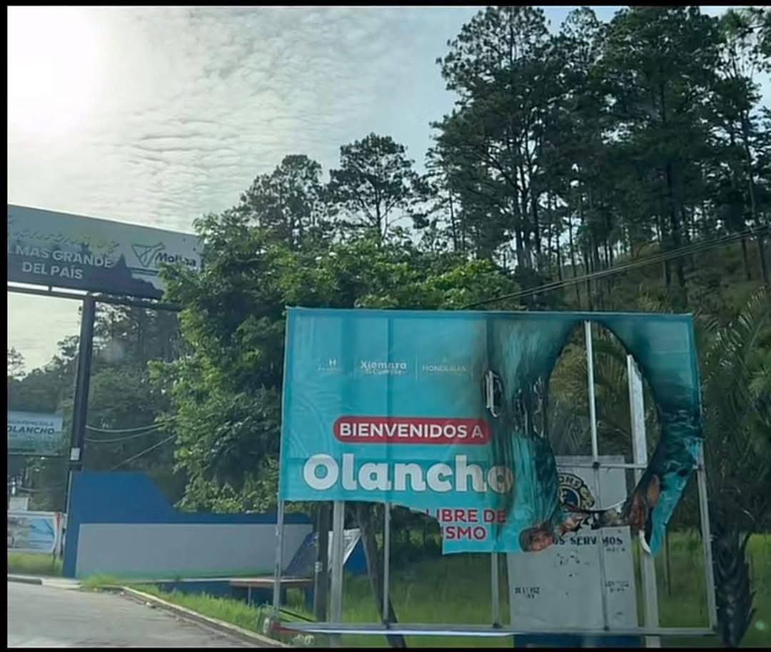 AlexandraThemis's tweet photo. No lo agarraron a tiros, lo quemaron!!!
Ni un mes duró rotulo de "Bienvenidos a Olancho" Territorio Libre de Analfabetismo...ni en su pueblo los quieren. SE VAN!! https://t.co/Gzra6j6lx6