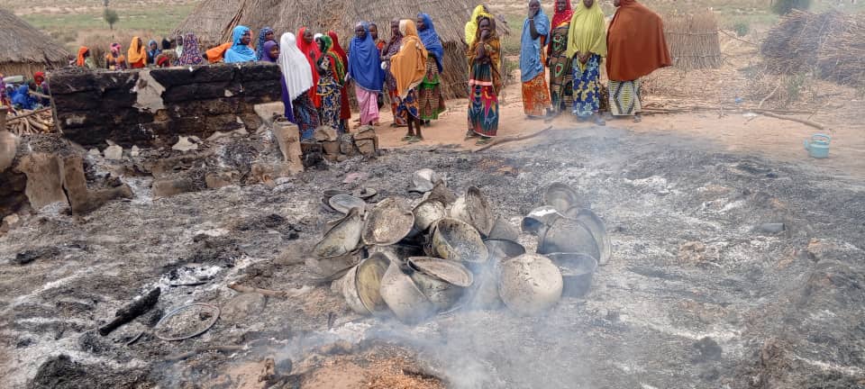 OchaCameroon's tweet image. Le 9 avril, un incendie a ravagé le site des déplacés internes de Doublé #ExtremeNord #Camerou Plus de 5 300 personnes ont été affectées entre mars et avril à Doublé et Kourgi (Mayo-Sava). Ce phénomène récurrent laisse des familles sans abris ni ressources.
#PDI #AideHumanitaire