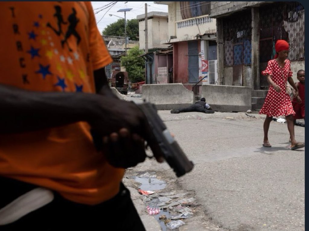 Sitiyasyon an konplike nan lokalite Divye

Nan lokalite Divye, sou wout Mibalè/Laskawobas, gang yo anvayi ajan BSAP ki la pou kontwole espas sila a. Echanj katouch yo anpil. Malgre Lapolis te pre fin genyen batay la Mibalè, men ou pa santi Leta vle pase doub la, pou rive fini ak