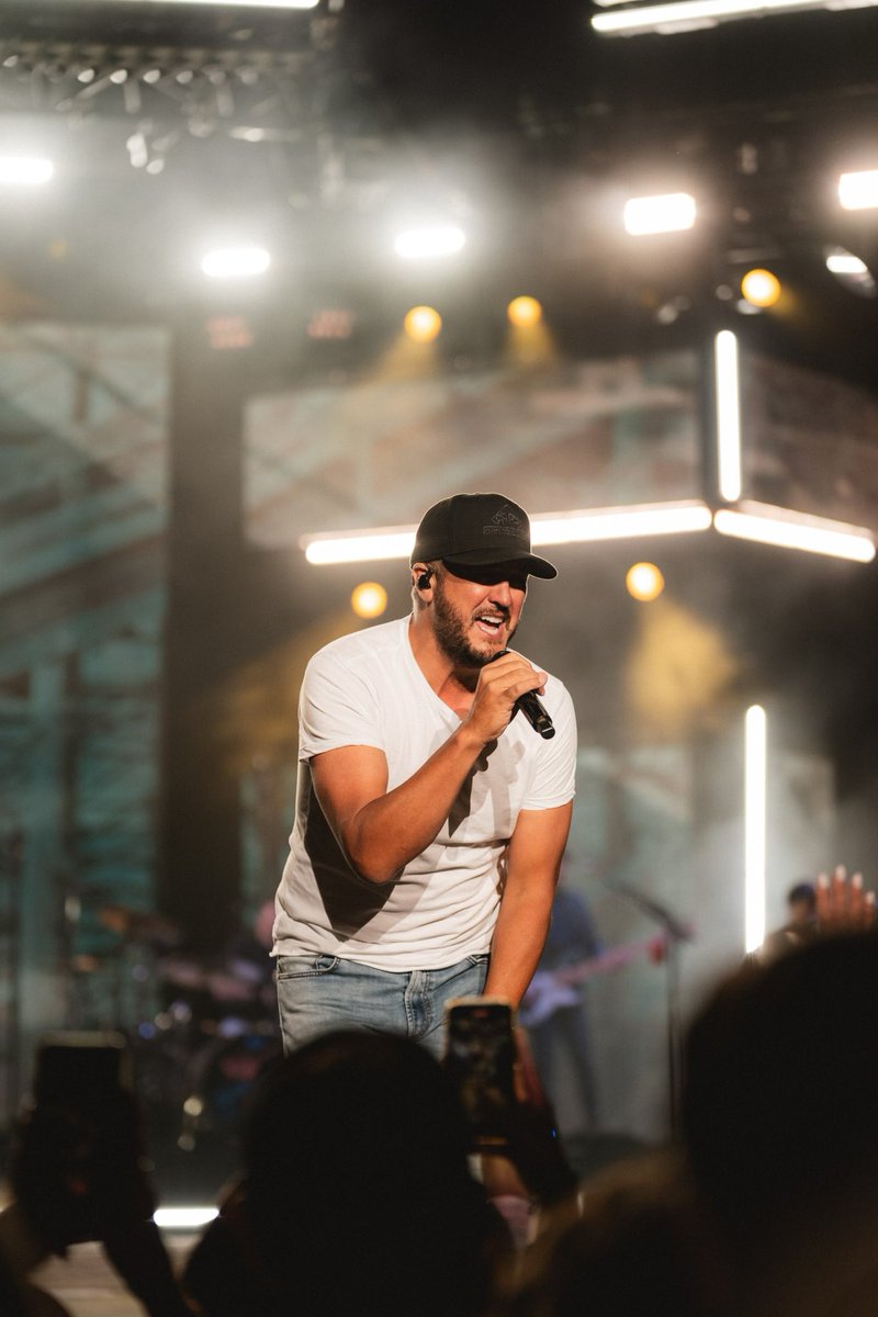 lukebryan's tweet photo. What an amazing first weekend of the #CountrySongCameOnTour y’all! Thanks y’all for selling out all 3 shows https://t.co/pV9hZCqvdb