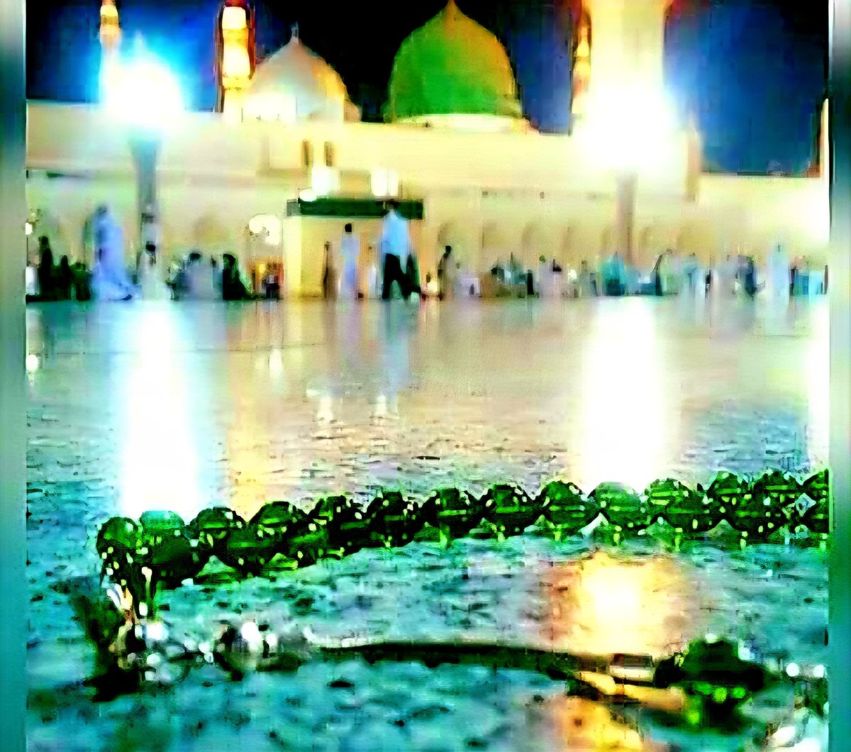 🌹 Geceye dair son Söz 🌹

Sen ne güzelsin, Yeşilkubbe
Sende yatan bir başka güzel
Seni kullarına veren çok güzel
Sen Sevda, Sen Solmayan gül🌹

Senden bize kalan hadislerin
Sen Övülmüş, Sendin El-Emin
Şefaatine talip tüm Ümmet'in
Sen Sevda, Sen Solmayan gül🌹

Sen tükenmeyen