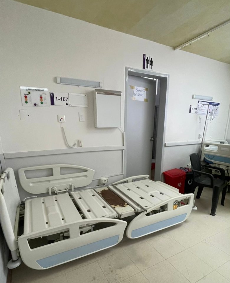 Deplorables condiciones. El hospital del IESS de #Esmeraldas atraviesa una grave crisis: los pacientes son subidos por las escaleras debido a que los ascensores están dañados, las camas hospitalarias están oxidadas y son cubiertas con fundas de basura y de base un cartón, los