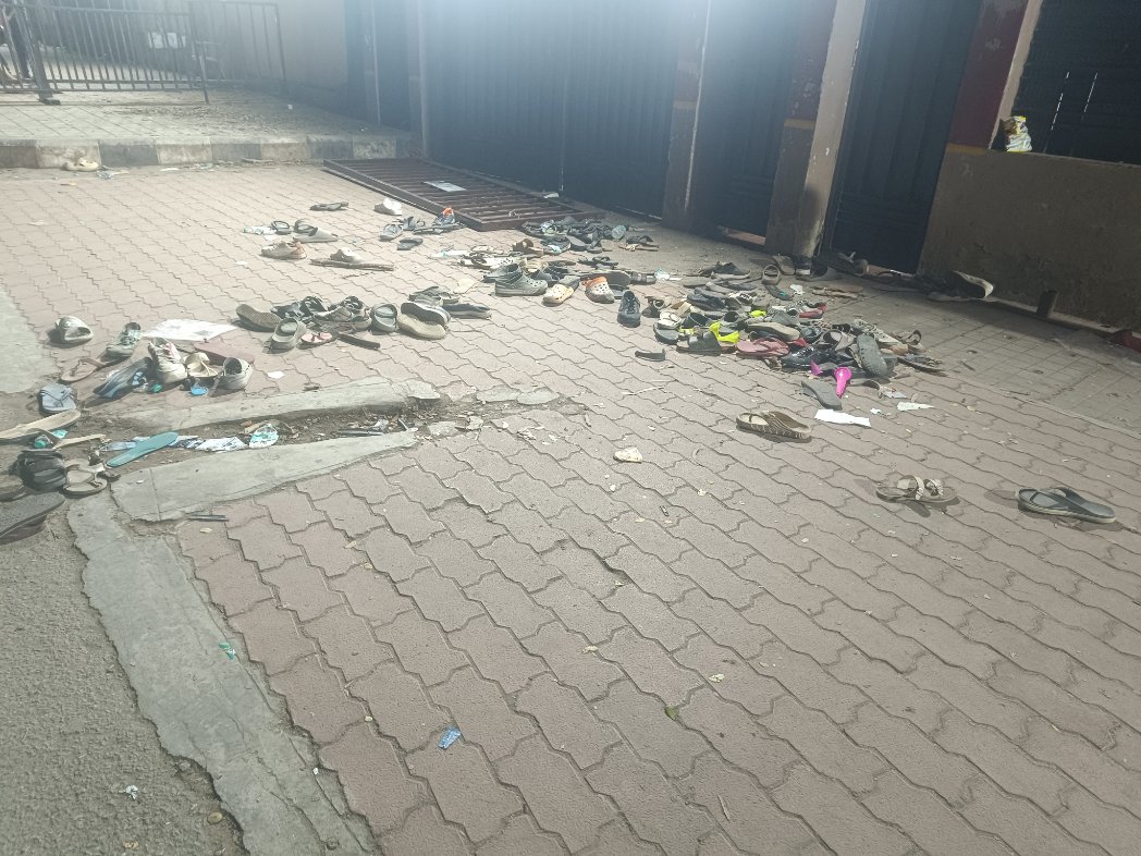 Scenes from outside the stadium gates around which things seem to have gotten out of hand. 

ಯಾರೊ‌ ಕಪ್‌‌ ಗೆದ್ರು, ಯಾರಿಗೊ ಕಾಸ್ ಬಂತು,‌ ಸತ್ತಿದ್ದು ಮಾತ್ರ ಸಾಮಾನ್ಯರು. Political parties have promptly milked the tragedy. We must also question decisions that <a href="/RCBTweets/">Royal Challengers Bengaluru</a> took today!