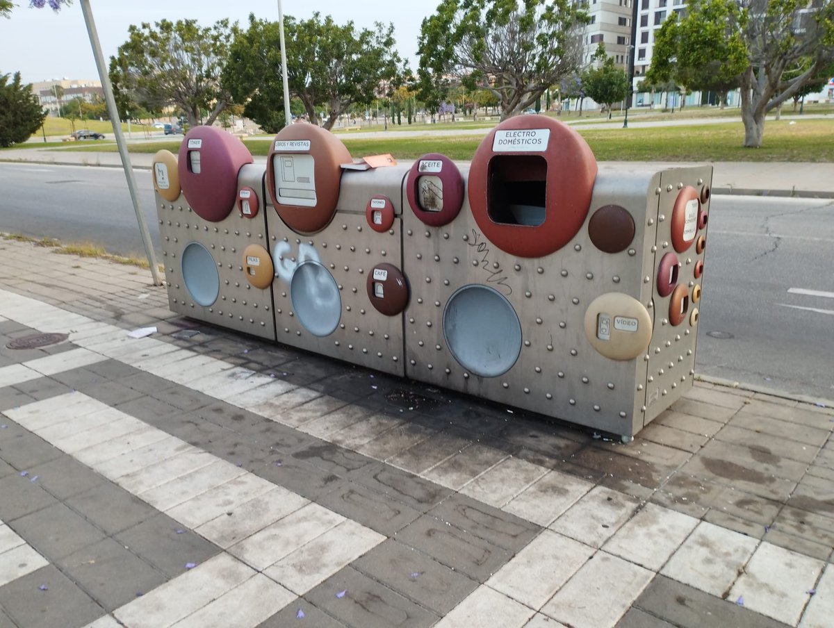 Hola <a href="/LimasamOficial/">Limpieza de Málaga</a> 
El Punto de Reciclaje Distrito 11 Teatinos-Universidad en Blvr. Louis Pasteur necesita un poco de limpieza