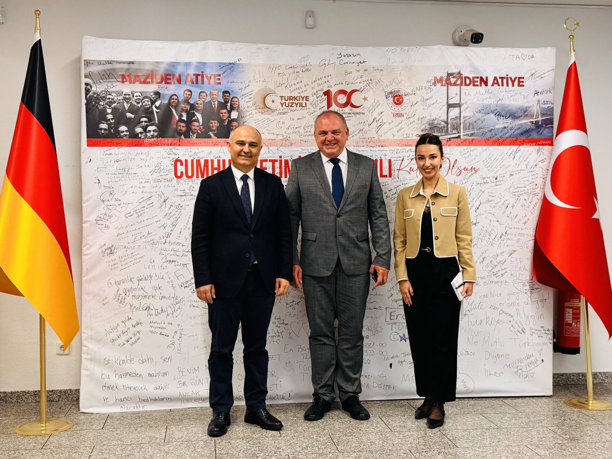 KRV Protokol Şefi Peter Wende Başkonsolosluğumuza ziyarette bulunmuştur. 

Mesleki tecrübe paylaşımı ve karşılıklı sohbet ortamında gerçekleşen görüşmede Başkonsolosluk faaliyetlerimiz hakkında bilgilendirmede bulunduk. 

Sayın Wende’ye nazik ziyareti için teşekkür ederiz. 🇹🇷🤝🇩🇪