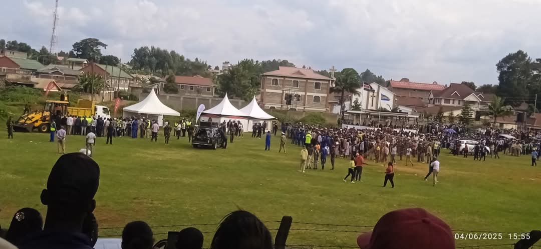 Anybody who still doubts that Murima is gone with Mathira son??mic testing with othaya people,unaleta pesa alafu unafukuzwa yooooo!!