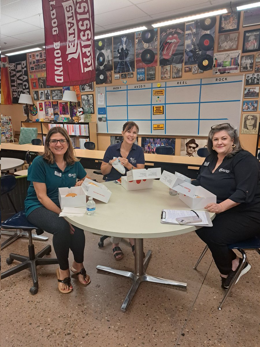 Educators enjoy lunch break on this beautiful Day 1 of AVID Path training in Albuquerque. AHA is the host site for two days of quality PD to help teachers increase rigor and engagement. <a href="/AVID4College/">AVID</a> <a href="/APSstrongCAO/">APS Chief Academic Officer</a>
🎓🎓🎓