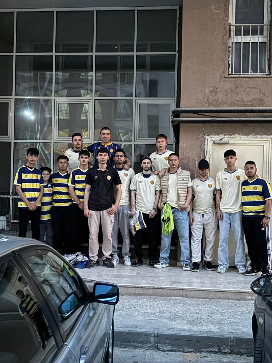 Aziz Mutlu (@mutluaziztolga) on Twitter photo Abim <a href="/aliihsanmutlu/">Ali Ihsan Mutlu</a> kulübe bağış yaptığı 100 forma içinden, aynı sevdayı , aynı renklere , aynı armaya aşık olduğumuz kardeşlerimize hediye ettik. Abime emeklerinden katkılarından, kardeşlerime erken yaşta Ankaragücü’ne gönül verdikleri için teşekkür ediyorum 🙏🏻💙💛 Abim <a href="/aliihsanmutlu/">Ali Ihsan Mutlu</a> kulübe bağış yaptığı 100 forma içinden, aynı sevdayı , aynı renklere , aynı armaya aşık olduğumuz kardeşlerimize hediye ettik. Abime emeklerinden katkılarından, kardeşlerime erken yaşta Ankaragücü’ne gönül verdikleri için teşekkür ediyorum 🙏🏻💙💛
