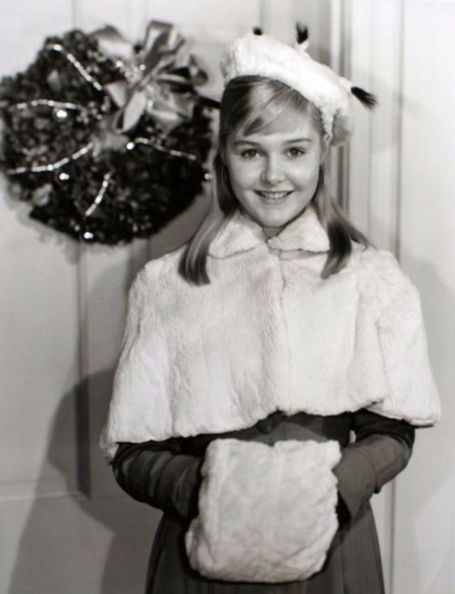 ⭐️ Christmas Stars ⭐️

Carol Lynley looking adorably cosy in her Christmas cape, muff, and cap

🎬 Carol Lynley (born Carole Ann Jones, 1942–2019) was an American actress and former teen model best known for her roles in 1960s and 1970s films. 

She rose to fame with Blue Denim