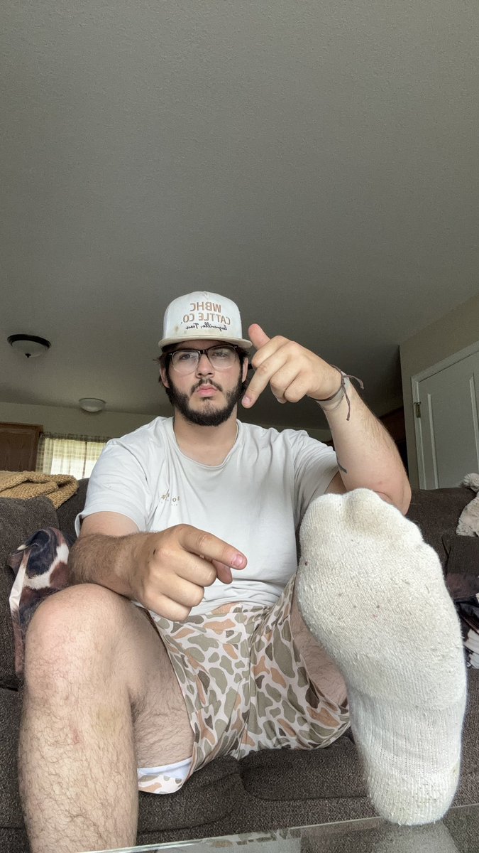 good evening you pathetic loser it’s been a while since you pigs have opened your wallets get to serving this perfect alpha
#cashmaster #footworship #findom #cashslave #footslave