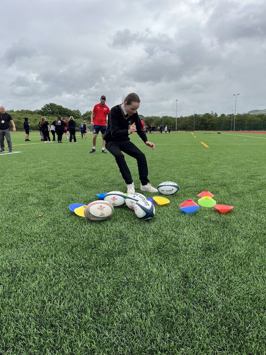 Bore gwych yn Ysgol Dyffryn Aman yn cynnal ein gŵyl rygbi. 40 o gyfranogwyr ar draws tair ysgol wahanol yn datblygu eu sgiliau ac yn chwarae rhai gemau. Digon o wên ar yr wynebau 👍🏻