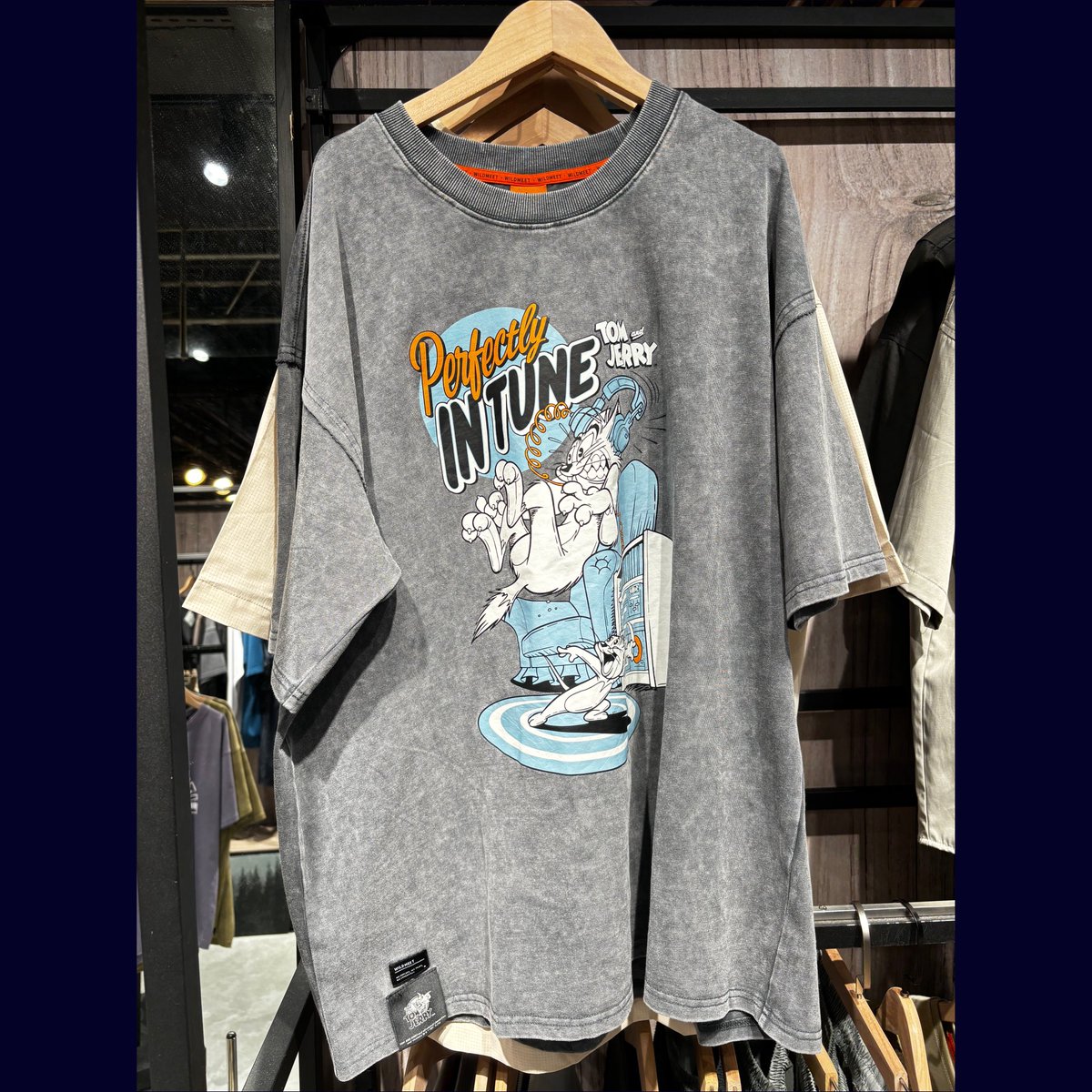 < 20250604 𝓜𝓲𝓵𝓮𝓼𝓽𝓸𝓷𝓮 𝓡𝓮𝓬𝓸𝓻𝓭𝓼 >
OMG ‼️😱 The t-shirt is one of birthday gift I send to Eunwoo early this year!! I’m so happy Nunu pick it up and took this cutest photo, just couldn’t calm down since I saw this photo lol 😆 after all I’m glad Nunu received my