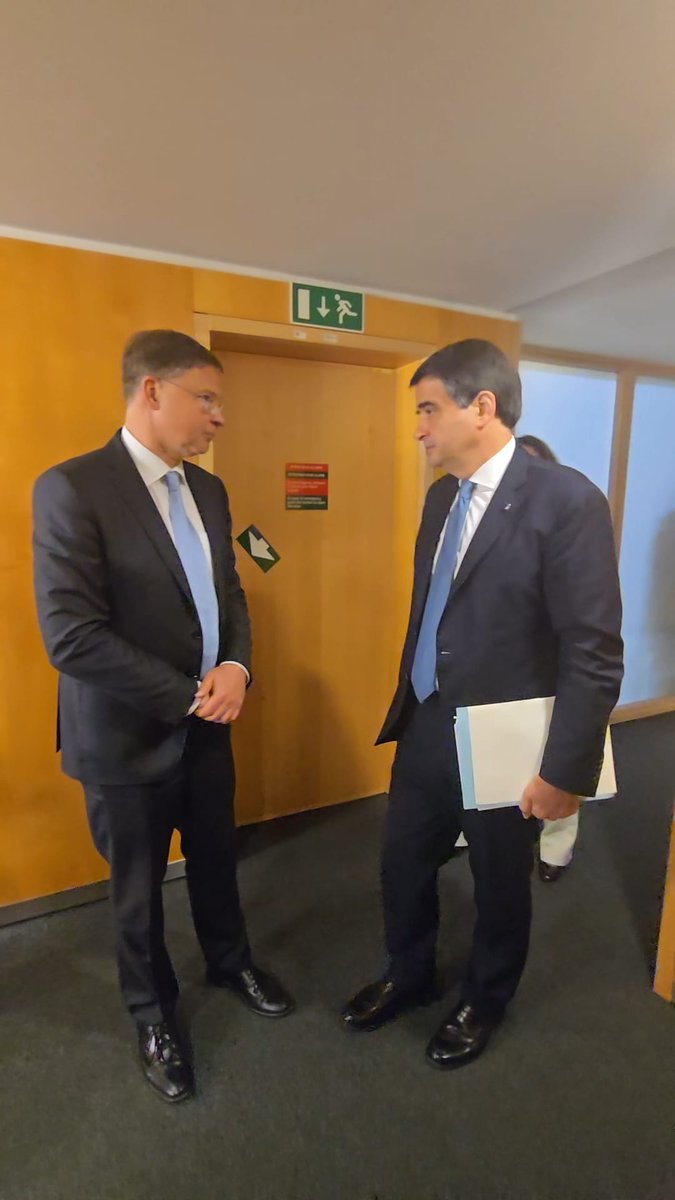 Raffaele Fitto (@raffaelefitto) on Twitter photo 🇪🇺Oggi, insieme al Commissario <a href="/VDombrovskis/">Valdis Dombrovskis</a>, abbiamo presentato la Comunicazione sul #NextGenerationEU, con uno sguardo verso il 2026.
Si tratta di un piano che ha dimostrato di avere elementi di grande valore: ha garantito la continuità degli investimenti pubblici anche nei 🇪🇺Oggi, insieme al Commissario <a href="/VDombrovskis/">Valdis Dombrovskis</a>, abbiamo presentato la Comunicazione sul #NextGenerationEU, con uno sguardo verso il 2026.
Si tratta di un piano che ha dimostrato di avere elementi di grande valore: ha garantito la continuità degli investimenti pubblici anche nei