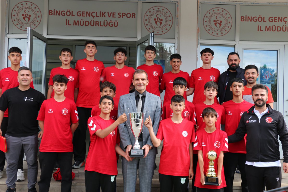 📍ŞAMPİYON BİNGÖL📍

Kulüpler Küçük Erkekler (U15) Hentbol Türkiye Şampiyonası’nda 18 takım arasından sıyrılan Bingöl Orman Spor, TÜRKİYE ŞAMPİYONU oldu! 🏆

Genç sporcularımızı ve teknik ekibi kutluyor, başarılarının devamını diliyoruz! 💪