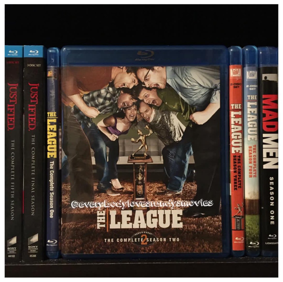 RandysMovies's tweet photo. TV Show: #TheLeague: Season 2 (2010)
Starring: #MarkDuplass #StephenRannazzisi #NickKroll #PaulScheer #JonLajoie #KatieAselton
Guest Starring/Recurring: #JasonMantzoukas #ChadJohnson #NadineVelazquez #LakeBell #JoshCribbs #TerrellSuggs #RobHuebel #LeslieBibb #AffionCrockett #JaninaGavankar #MartinStarr #JohnHansen #AdamCaplan
Directed By: #JeffSchaffer and #JackieMarcusSchaffer
#BluRay
#CouchPotato
#TVShowCollector
#BluRayCollection
#TVShowCollection
#TVJunkie
#FX
#PhysicalMedia
#TVTwitter 🏆