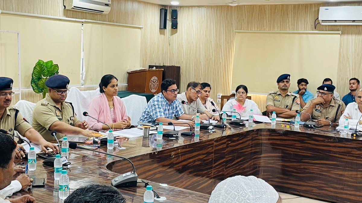 बकरीद के दृष्टिगत 
शहरी और ग्रामीण क्षेत्रों में साफ-सफाई पेयजल निर्बाध विद्दुत आपूर्ति सुनिश्चित कराई जा रही है इसी क्रम में जनपदीय अधिकारियों और जनपद के संभ्रात नागरिकों के साथ वैठक कर आपसी भाईचारे प्रेम और सौहार्द के साथ त्योहार मनाए जाने के प्रति निर्देशित किया