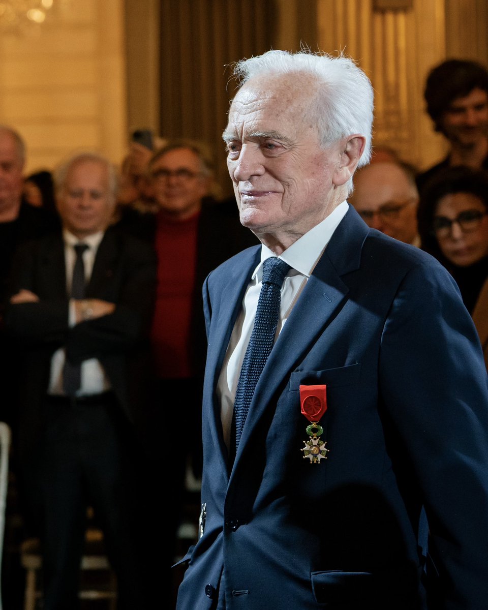 De RTL au cinéma, de l’Algérie à l’Amérique, de Melville à Johnny, Philippe Labro a écrit notre Histoire, populaire, française, universelle.

« Tomber sept fois, se relever huit » : son viatique disait son panache et sa nostalgie d’optimiste de la volonté.

Pensées à ses proches.