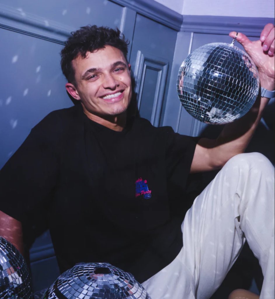 remembering this pic of lando :’)