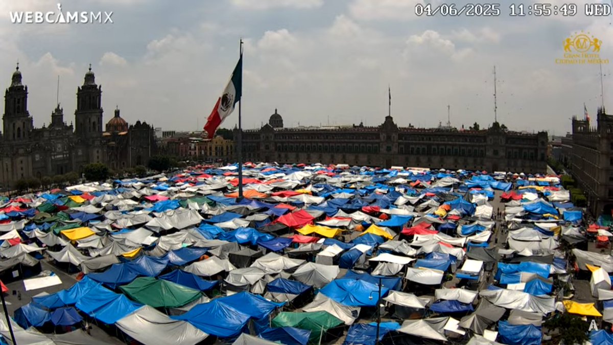 #Plantón #CNTE #CDMX.
#Zócalo de la Ciudad de México en este momento.
Vista panorámica #EnVivo desde <a href="/GranHotelCM/">GranHotelCdMex</a>.
Toma fija 👇🏼
youtube.com/watch?v=kkdBA-…