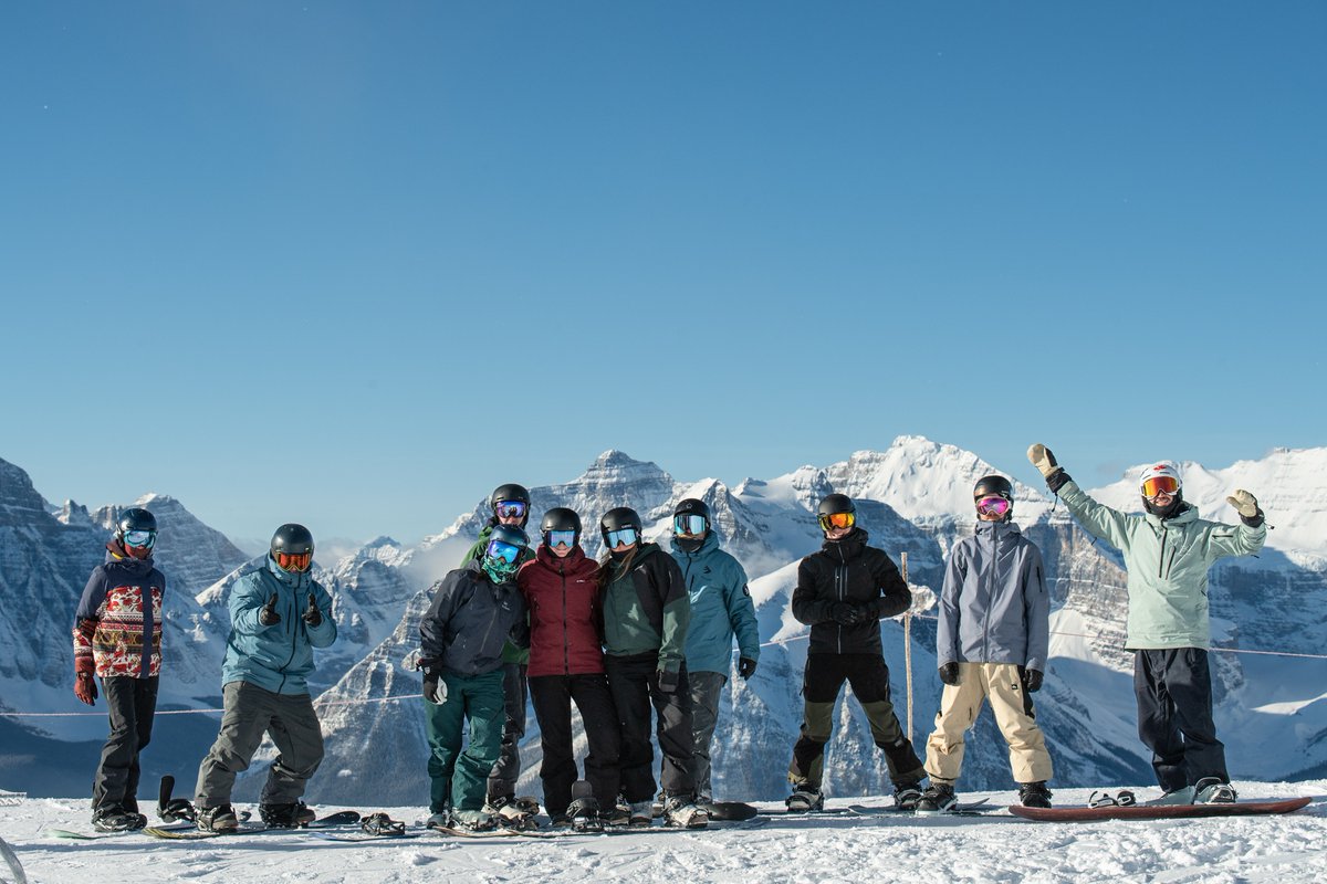 nonstopsnow's tweet photo. Nothing better than group laps with new mates — tackling fresh terrain and progressing together.⁠
⁠
Shots from last season's 11-week instructor course in Banff by @hase_on_the_hill. Scope the course onsite via https://t.co/clr2dl5u4d. https://t.co/RcXNuLB6vr