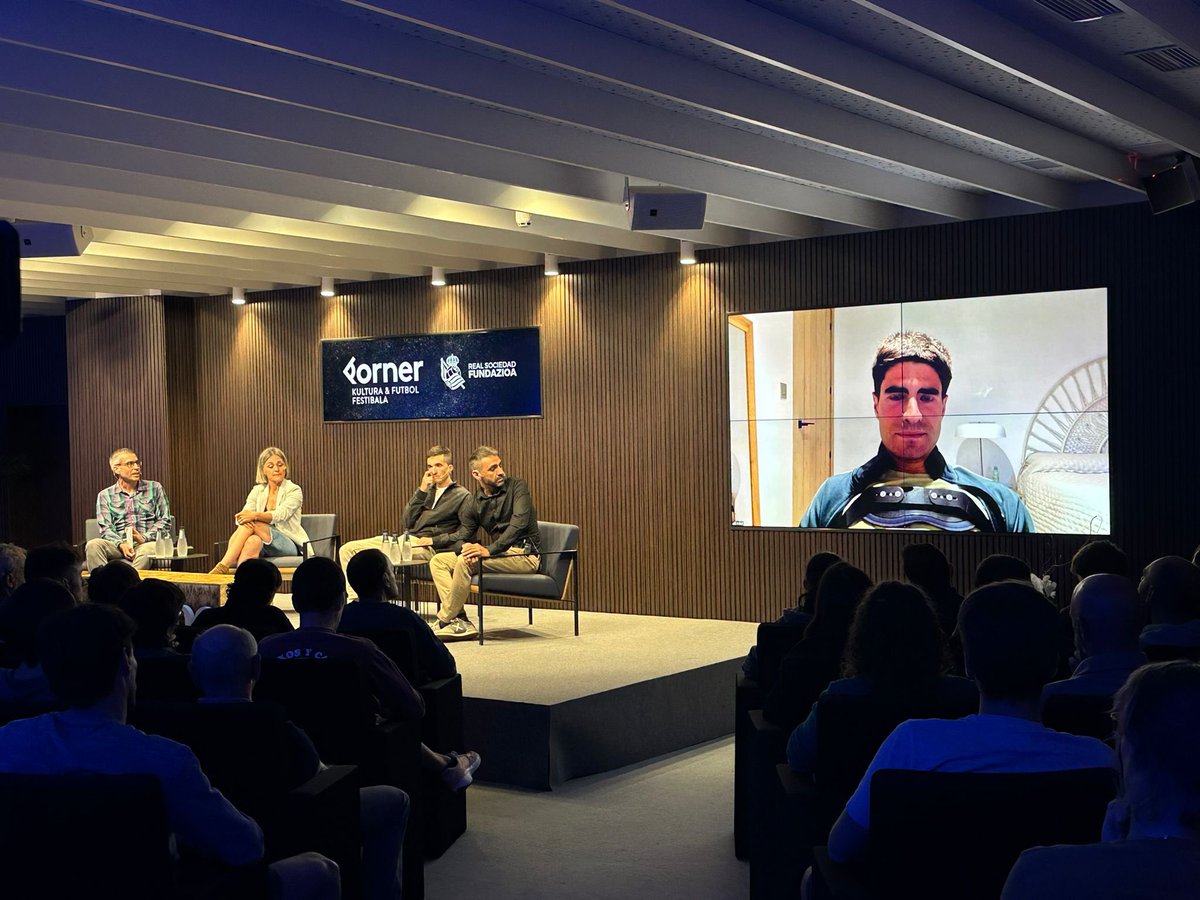 Tremendo nivel hoy en “Deporte invitado: Ciclismo”, en el festival #Korner: nada menos que <a href="/PelloBilbao1990/">Pello Bilbao</a>, <a href="/GarateJuanma/">Juanma Garate</a>, <a href="/MikelLandaMeana/">Landa Meana</a>, <a href="/leireolabe77/">leire olaberria</a> y <a href="/anderiza/">Ander Izagirre</a>. Lleno y disfrutando el Auditorio de la <a href="/RealSociedad/">Real Sociedad Fútbol</a>. ¡Y aún queda mucho festival! korner.eus/es/inicio