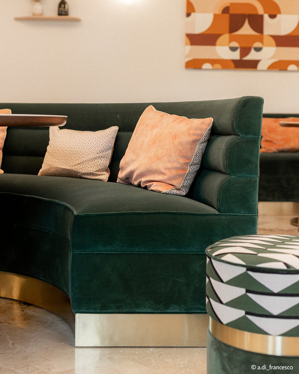 CollinetSieges's tweet image. 💚 Sublime agencement dans l&apos;espace #restauration de la Bastide Bourrelly ! Les #chaises Kan créent une ambiance conviviale et sophistiquée, tandis que les banquettes, accompagnées des #poufs Ring, invitent à la détente et aux échanges. 🔗 ow.ly/F8aW50W2Cw1