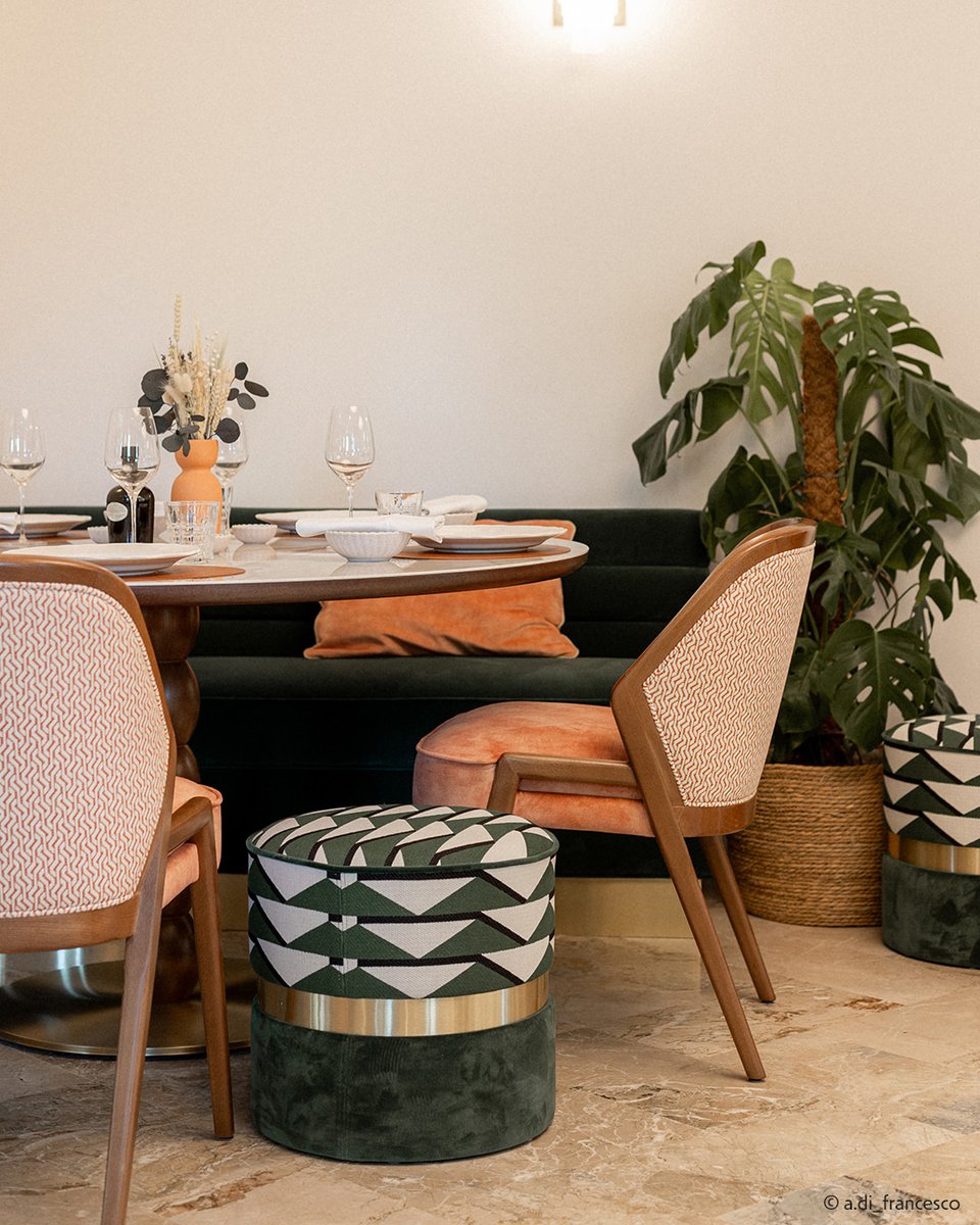 CollinetSieges's tweet image. 💚 Sublime agencement dans l&apos;espace #restauration de la Bastide Bourrelly ! Les #chaises Kan créent une ambiance conviviale et sophistiquée, tandis que les banquettes, accompagnées des #poufs Ring, invitent à la détente et aux échanges. 🔗 ow.ly/F8aW50W2Cw1