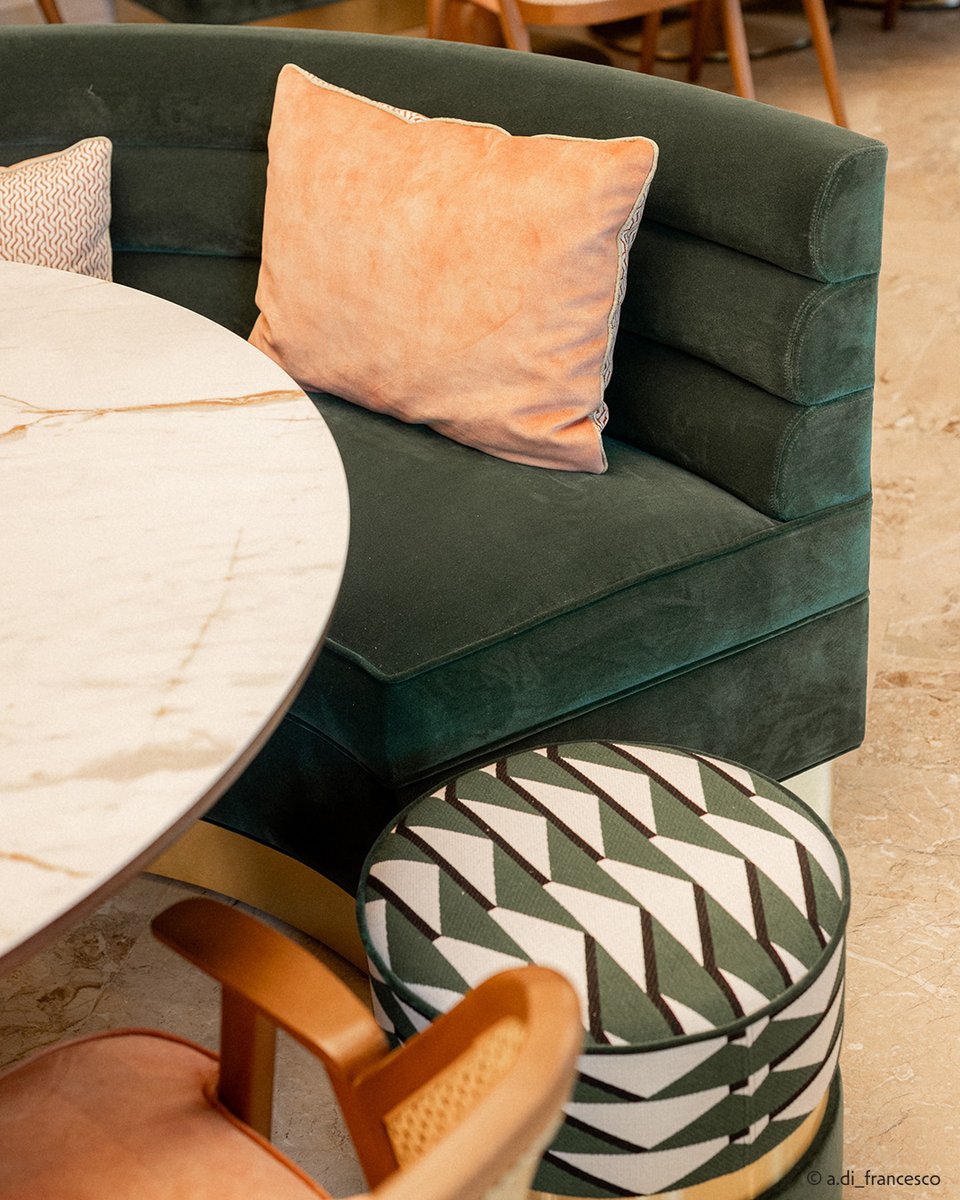 CollinetSieges's tweet image. 💚 Sublime agencement dans l&apos;espace #restauration de la Bastide Bourrelly ! Les #chaises Kan créent une ambiance conviviale et sophistiquée, tandis que les banquettes, accompagnées des #poufs Ring, invitent à la détente et aux échanges. 🔗 ow.ly/F8aW50W2Cw1