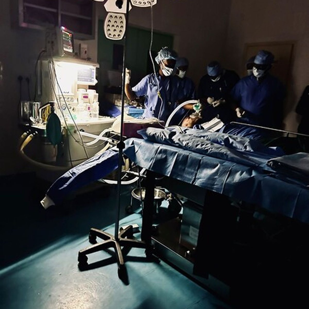 missionbrainorg's tweet image. Today, meet our second patient in Sierra Leone: a palm oil harvester who fell from a tree, fracturing his spine.
His uncle carried him miles to Connaught—his first time in the city. After surgery, he moved his legs.
The cost? $300, covered by an MB donor. Follow along for more!