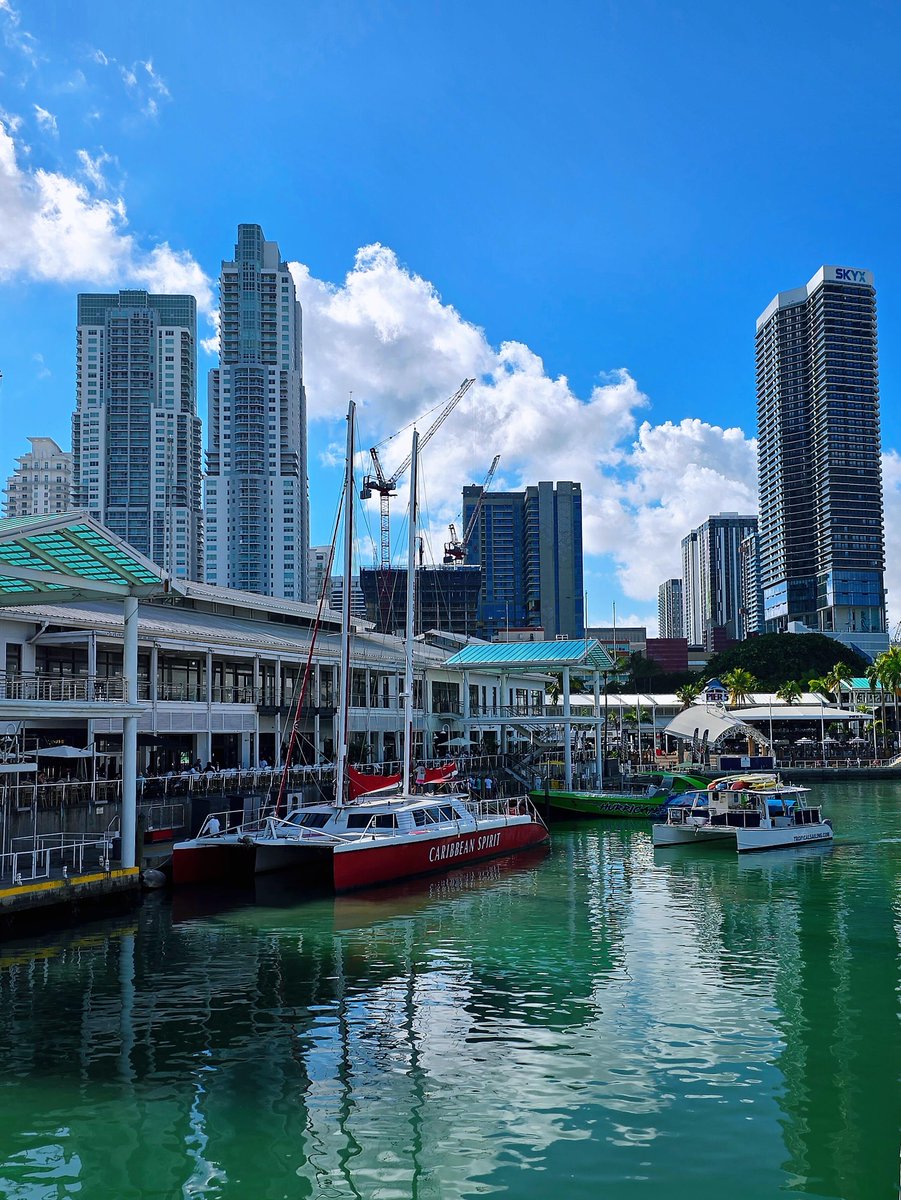 #Bayside Marketplace, located in the heart of downtown Miami, is a bayside market that integrates dining, entertainment and shopping.