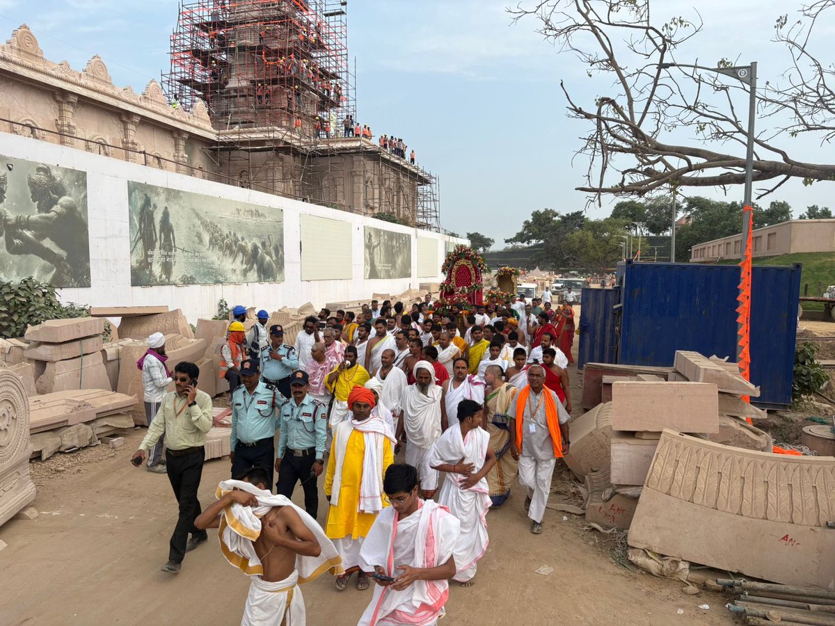 ShriRamTeerth's tweet image. प्राण प्रतिष्ठा समारोह के दूसरे दिन आज विभिन्न अधिवास हुए तथा उत्सव विग्रहों का परिसर भ्रमण कराया गया। आज यज्ञमंडप के अलावा प्राण प्रतिष्ठा वाले स्थानों पर भी पूजन हुआ।
उत्सव विग्रहों ने परिसर भ्रमण किया, तत्पश्चात शय्या निवास तथा प्रासाद वास्तु पूजन हुआ। बाद में यज्ञशाला में…