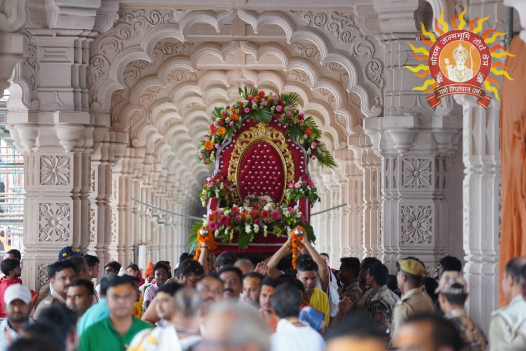 ShriRamTeerth's tweet image. प्राण प्रतिष्ठा समारोह के दूसरे दिन आज विभिन्न अधिवास हुए तथा उत्सव विग्रहों का परिसर भ्रमण कराया गया। आज यज्ञमंडप के अलावा प्राण प्रतिष्ठा वाले स्थानों पर भी पूजन हुआ।
उत्सव विग्रहों ने परिसर भ्रमण किया, तत्पश्चात शय्या निवास तथा प्रासाद वास्तु पूजन हुआ। बाद में यज्ञशाला में…