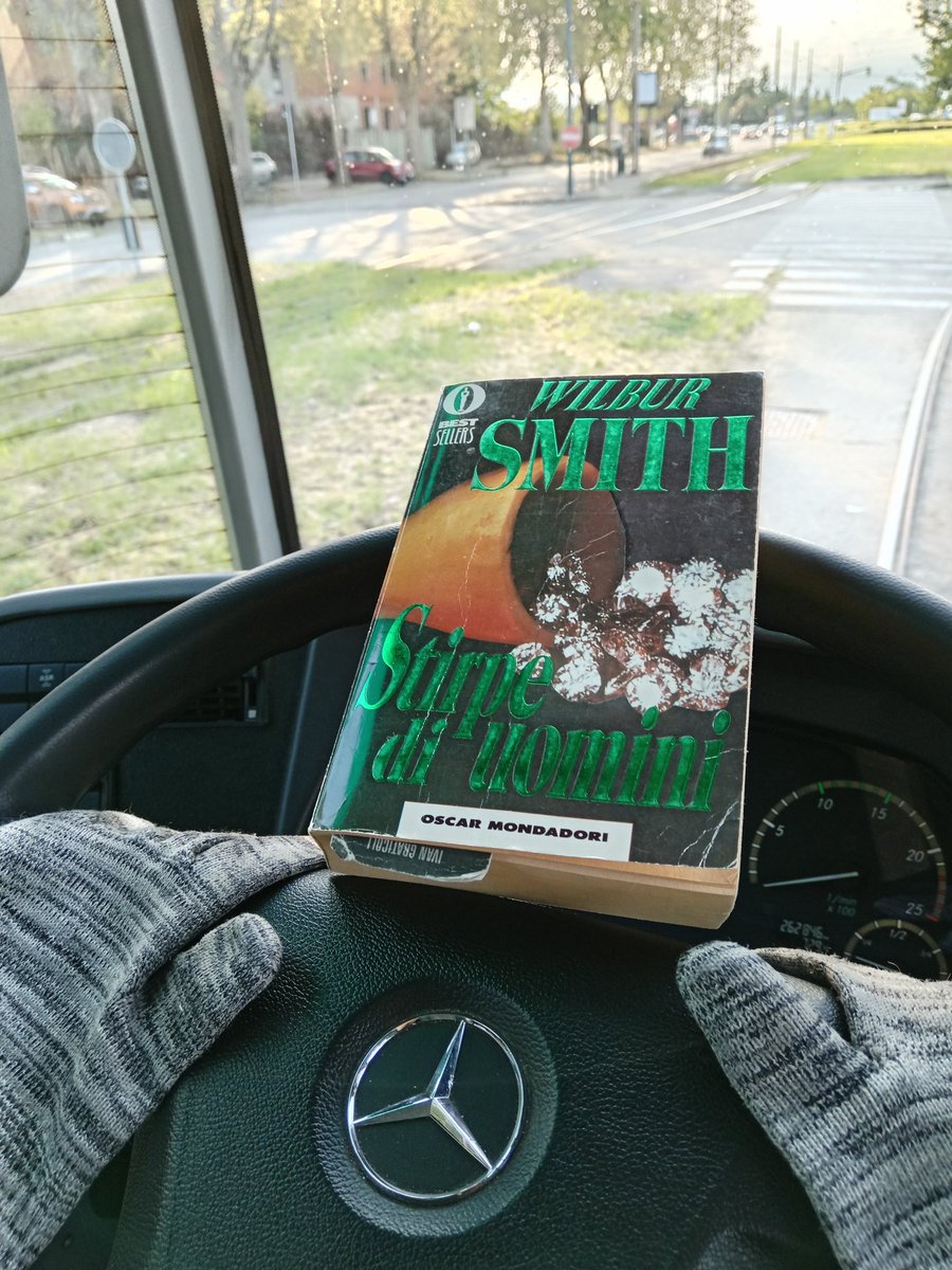 GranataRosalino's tweet image. Leggo con piacere "Stirpe di uomini" di Wilbur Smith, uno dei miei autori preferiti. Ottima scelta, #Guido!