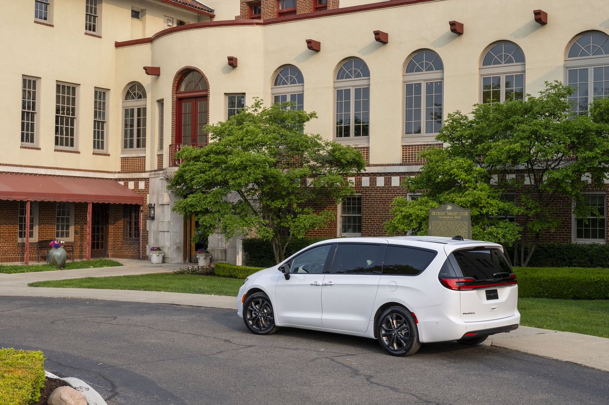 cole_marzen's tweet photo. The 2026 Chrysler Pacifica 100th Anniversary Edition breaks cover with a new “Est. 1925” wing badge decal, Luster Gray polished wheels, semi-gloss Granite Crystal fascia and grille trim, as well as Gloss black mirror caps and black daylight openings. #Chrysler #Pacifica #MPVs https://t.co/buZtRHNLME