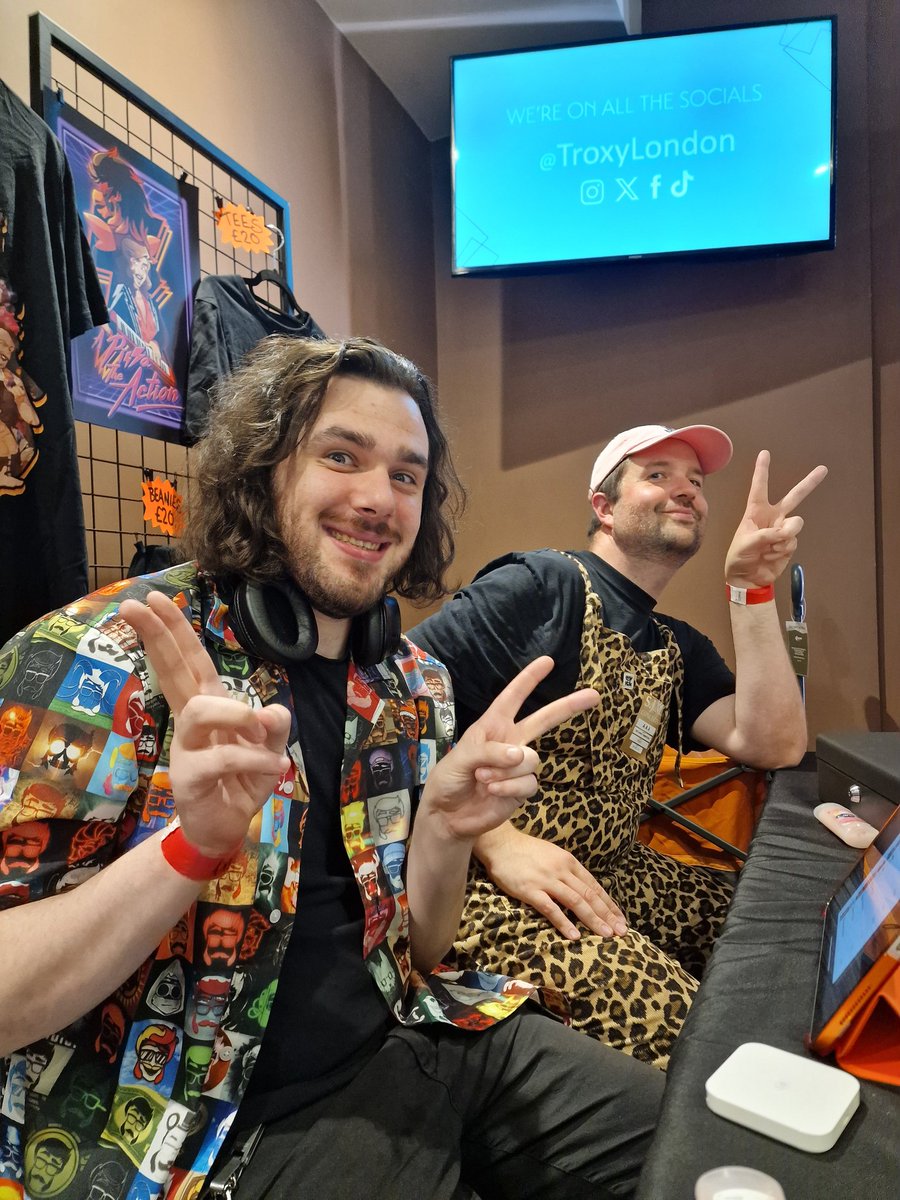 Hey if you're at the <a href="/LivingTombstone/">The Living Tombstone</a> gig in London this evening, why not buy some <a href="/TheStupendium/">The Stupendium</a> merch from these lovely chaps?
