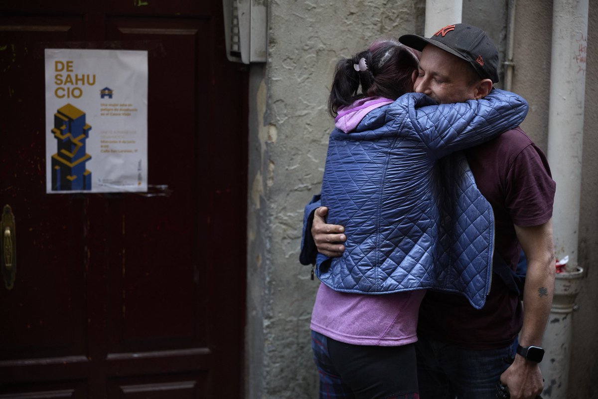 Gracias a todas las personas que han acudido al llamamiento de Kontseilu Sozialista Iruñerria, se ha paralizado el desahucio de Ana Belen, de 57 años, en situación de extrema vulnerabilidad. Con una discapacidad del 75% y en tratamiento contra el cáncer.