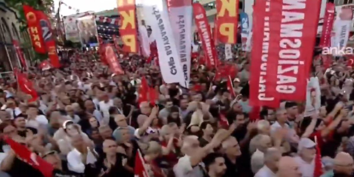 Gaziosmanpaşa mitinginde İmamoğlu'nun mesajı okundu:

🗣️"Bugün yaşadıklarımızın, vadesi dolmuş bir iktidarın son çırpınışları olduğunu biliyoruz. Onların millete veremeyecekleri hesapları var. Onun için korkuyorlar. Ama biz korkmuyoruz, yılmıyoruz. Çünkü, haklıyız ve güçlüyüz.