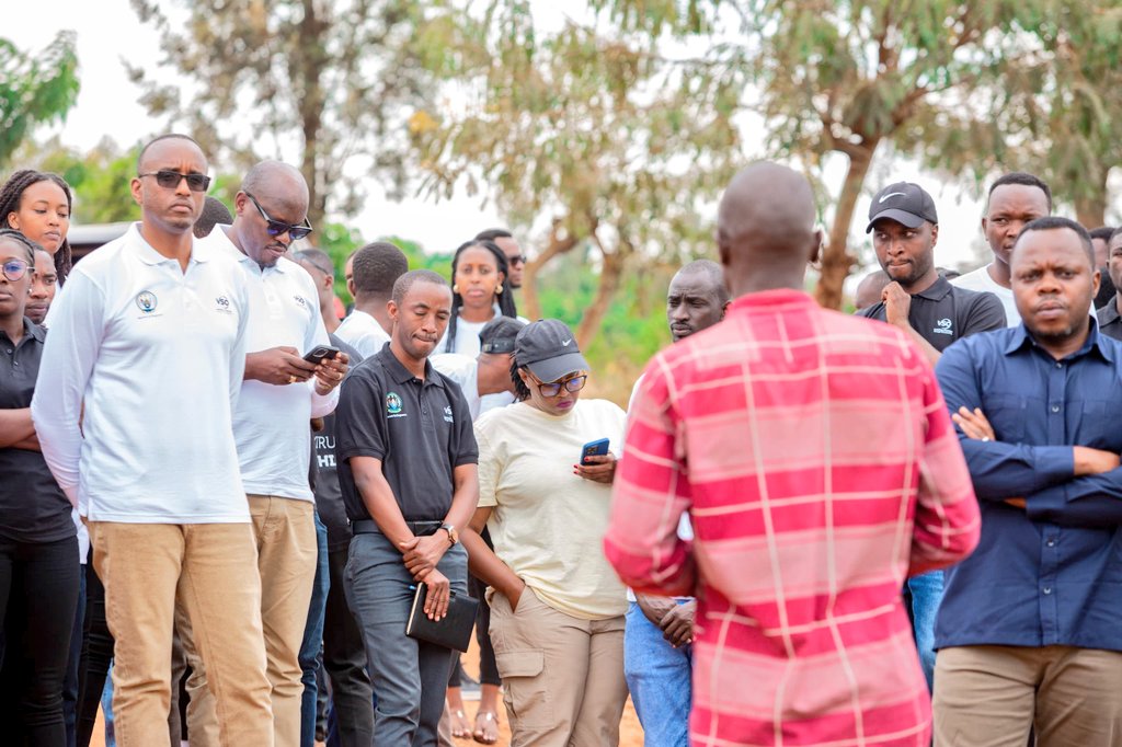 bugeserayouth's tweet image. Minisitiri wa @RwandaYouthArts Dr. Utumatwishima Abdallah yagiriye uruzinduko mu karere ka Bugesera yakirwa n'Umuyobozi w'Akarere @MutabaziRich n'Urubyiruko ruhagarariye urundi basura Urubyiruko rwiteje imbere mu buhinzi bw'inyanya ruvuye mu bigo ngororamuco. #UrubyirukoTurashima