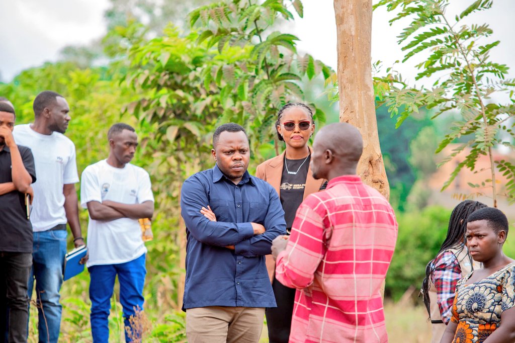 bugeserayouth's tweet image. Minisitiri wa @RwandaYouthArts Dr. Utumatwishima Abdallah yagiriye uruzinduko mu karere ka Bugesera yakirwa n'Umuyobozi w'Akarere @MutabaziRich n'Urubyiruko ruhagarariye urundi basura Urubyiruko rwiteje imbere mu buhinzi bw'inyanya ruvuye mu bigo ngororamuco. #UrubyirukoTurashima