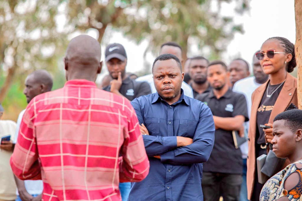 bugeserayouth's tweet image. Minisitiri wa @RwandaYouthArts Dr. Utumatwishima Abdallah yagiriye uruzinduko mu karere ka Bugesera yakirwa n'Umuyobozi w'Akarere @MutabaziRich n'Urubyiruko ruhagarariye urundi basura Urubyiruko rwiteje imbere mu buhinzi bw'inyanya ruvuye mu bigo ngororamuco. #UrubyirukoTurashima