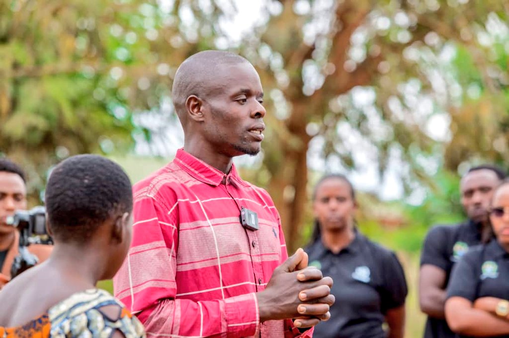 bugeserayouth's tweet image. Minisitiri wa @RwandaYouthArts Dr. Utumatwishima Abdallah yagiriye uruzinduko mu karere ka Bugesera yakirwa n'Umuyobozi w'Akarere @MutabaziRich n'Urubyiruko ruhagarariye urundi basura Urubyiruko rwiteje imbere mu buhinzi bw'inyanya ruvuye mu bigo ngororamuco. #UrubyirukoTurashima