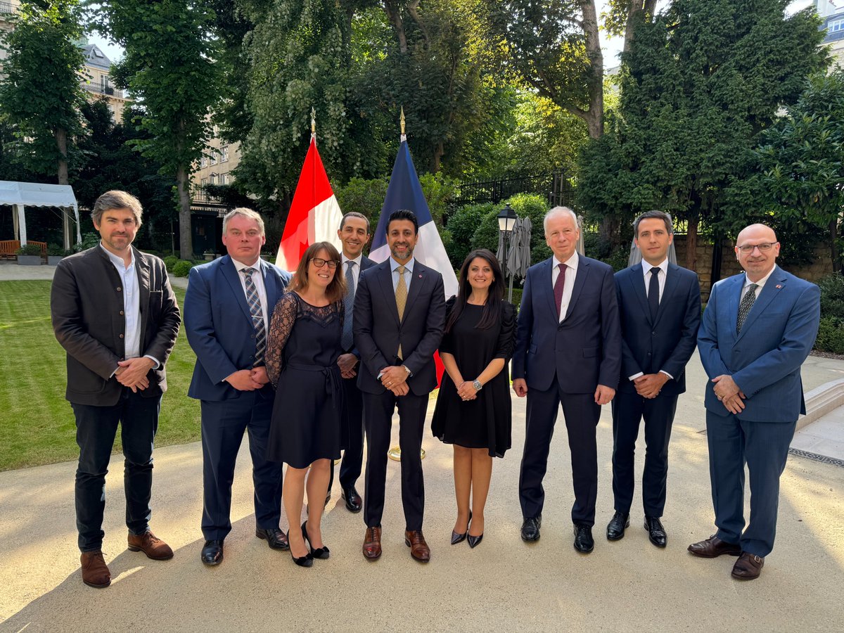 CommerceCanada's tweet photo. Le ministre Sidhu a tenu une table ronde à Paris avec des entreprises canadiennes présentes en France et il a écouté leurs points de vue sur les débouchés qui s’offrent à elles sur le marché français, en particulier dans le contexte de la #DiversificationDuCommerce. 🌍 https://t.co/GMqMmZ6iHt
