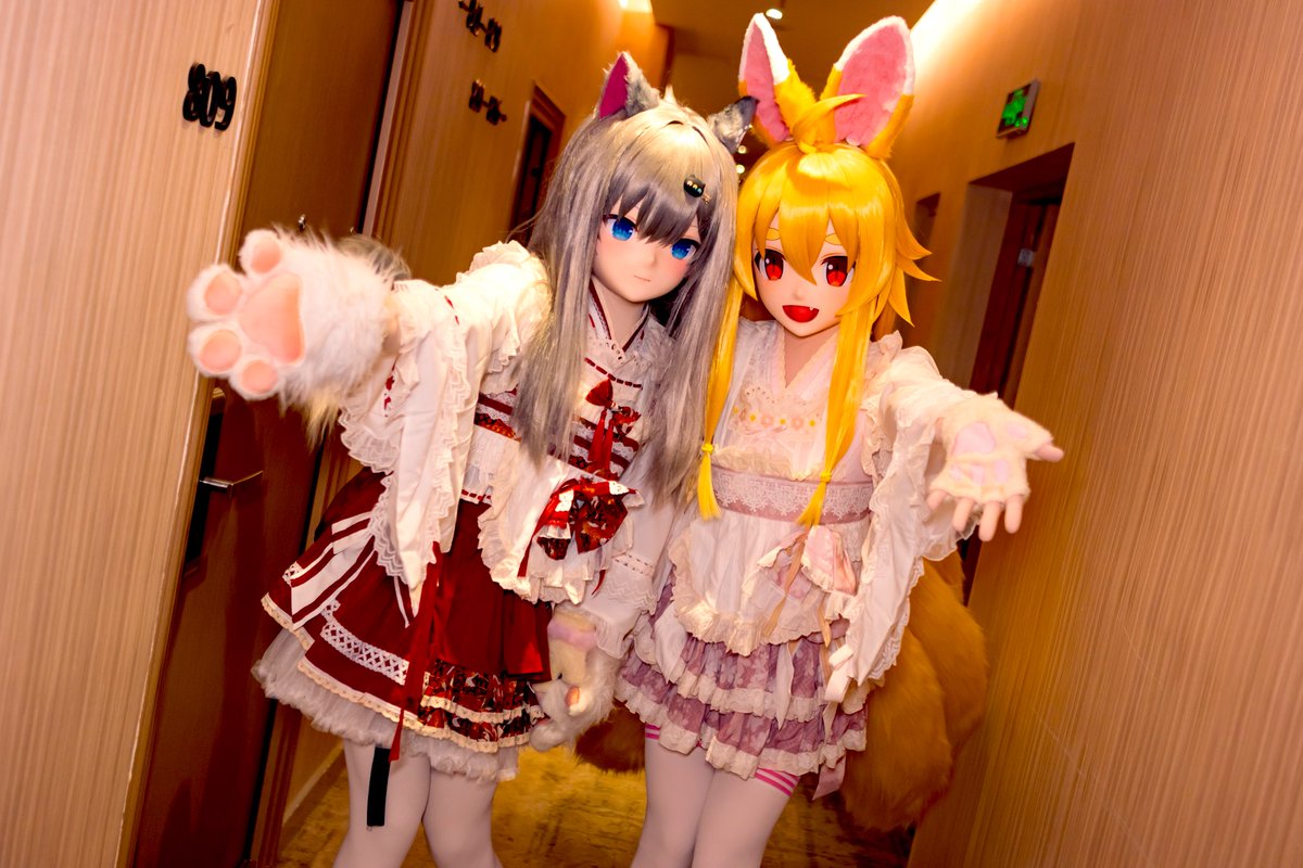 ⬅️∶🐱本喵
➡️∶🦊<a href="/EternalZuihou/">Eternalkiba</a> 
笨蛋主人，欢迎回家。
今天猫猫和狐狐也都很想你呢❤️
感谢📷<a href="/FengZhi_LQ/">风止灬群花落</a> 
#kigurumi  #着ぐるみ